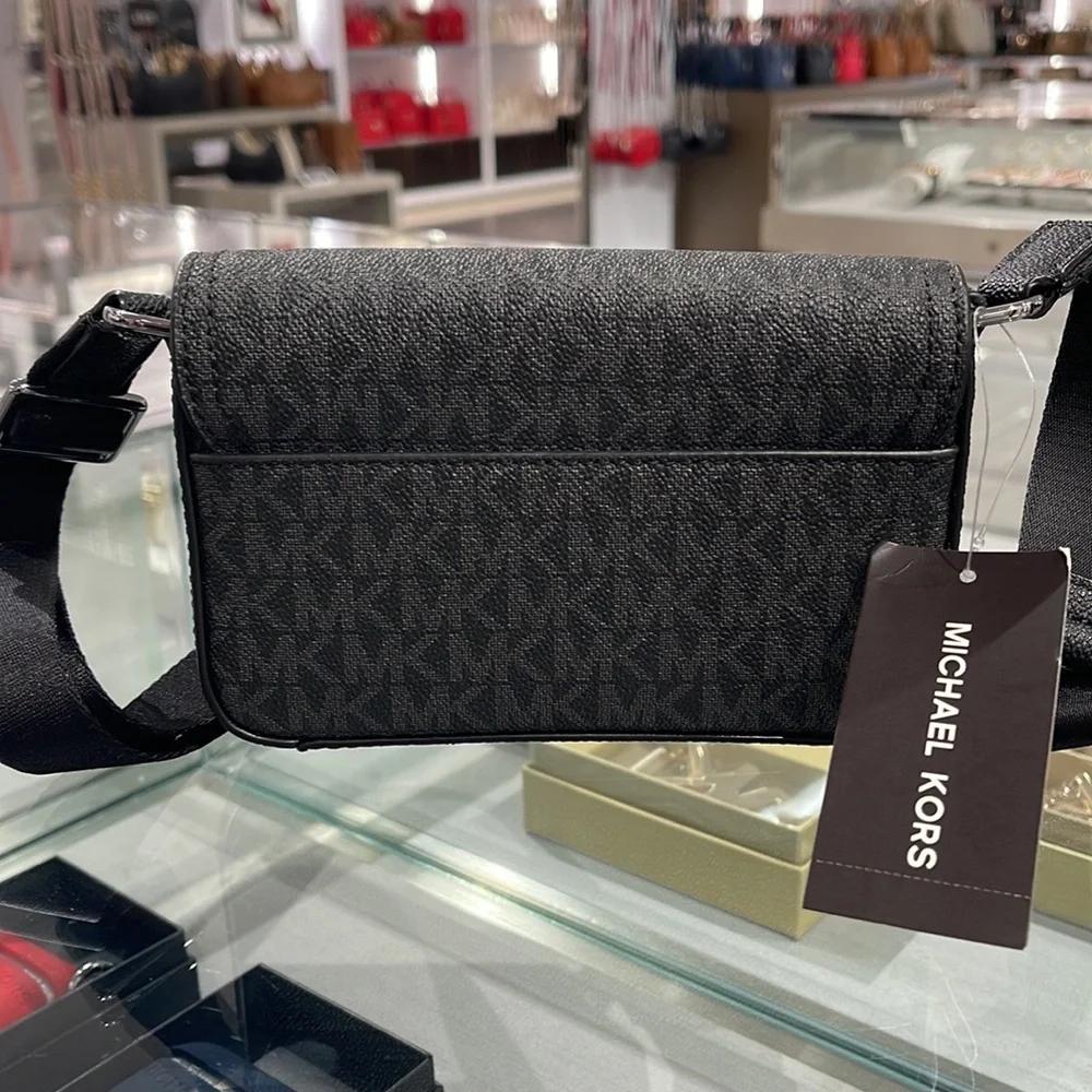 MICHAEL KORS
COOPER EW Phone XBody
Black
NWT - Picture 11 of 16
